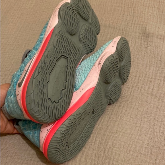 Nike Kids Aqua and Gray Sneakers. Size 3Y. ( Eu 35 ) New - Picture 8 of 10